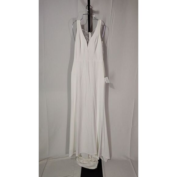 Lulu's Elegant White Gown - Picture 2 of 3